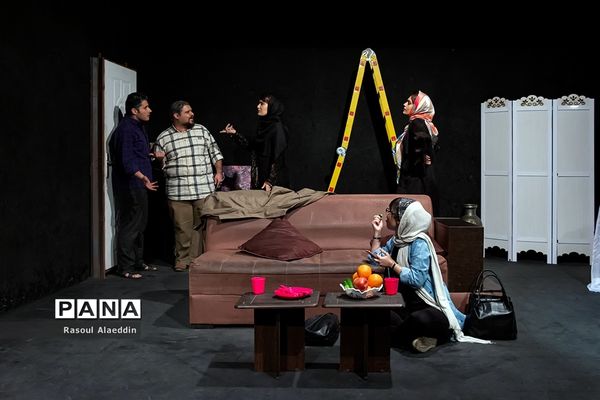 اجرای نمایش ازبیرون درسالن کوچک تالار محراب تهران