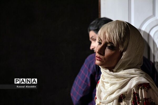 اجرای نمایش ازبیرون درسالن کوچک تالار محراب تهران