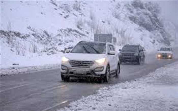 تردد در جاده‌های نقده با زنجیرچرخ امکانپذیر است