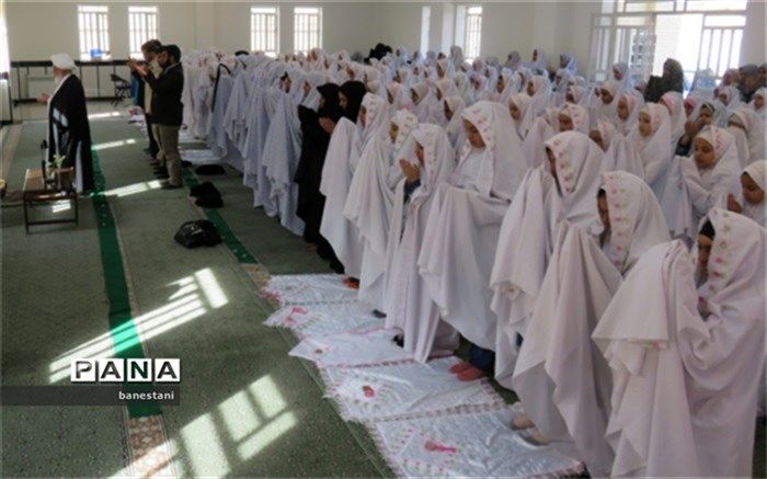 اقامه نماز جماعت دانش آموزان دبستان عفت به امامت حضرت آیت الله ناصری