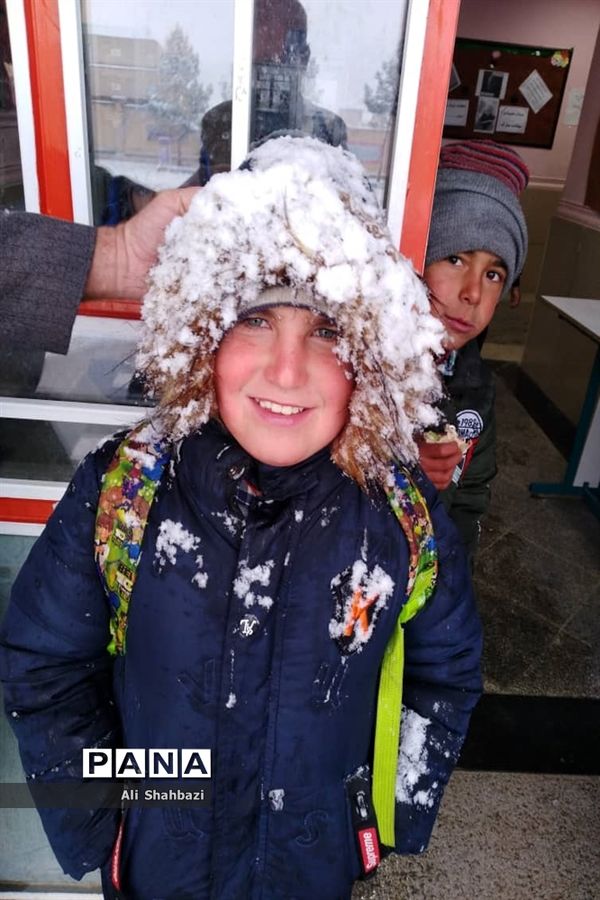 بازی کودکانه دانش‌آموزان منطقه ارژن در شادی بارش برف