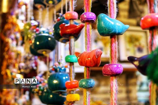 بازار وکیل، سرای رنگین کمان