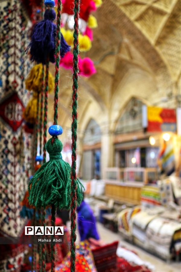 بازار وکیل، سرای رنگین کمان