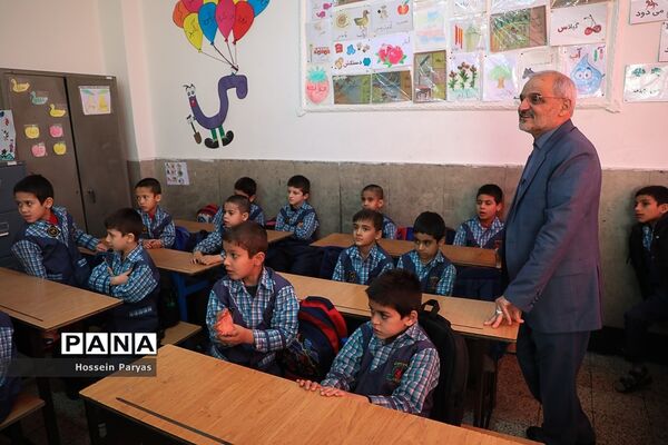 بازدید سرزده وزیر آموزش و پرورش از دبستان پسرانه چنگیزپور در منطقه 16 تهران