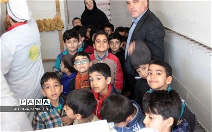 دانش آموزان پایه اول 101 با مراحل پخت نان در نانوایی آشنا شدند