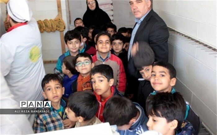 دانش آموزان پایه اول 101 با مراحل پخت نان در نانوایی آشنا شدند