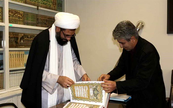 اهداء قرآن کتابت شده با قلم استاد مرتضی شعبانی به مرکز همایش های قرآنی و بین المللی همدان