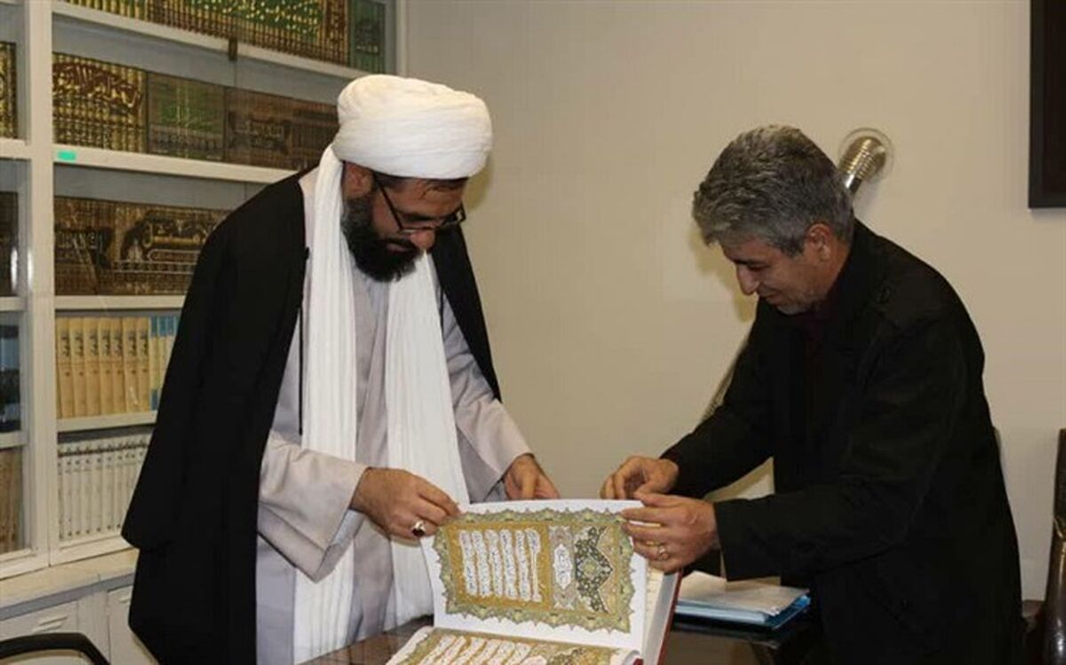 اهداء قرآن کتابت شده با قلم استاد مرتضی شعبانی به مرکز همایش های قرآنی و بین المللی همدان