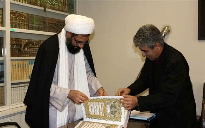 اهداء قرآن کتابت شده با قلم استاد مرتضی شعبانی به مرکز همایش های قرآنی و بین المللی همدان