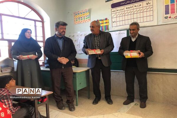 اهدا کتاب به دبستان شهید دستغیب علی آباد