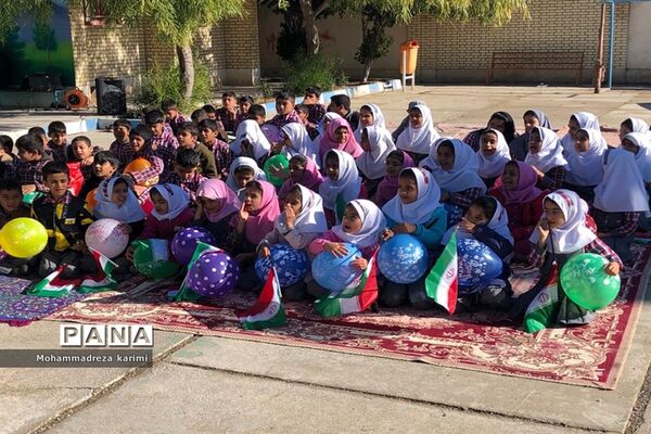 اهدا کتاب به دبستان شهید دستغیب علی آباد