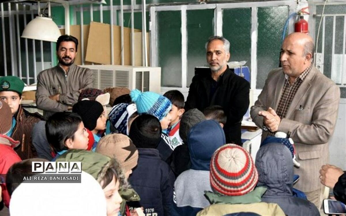دانش آموزان دبستان علامه حلی 1 از چاپخانه امروز خراسان جنوبی بازدید کردند