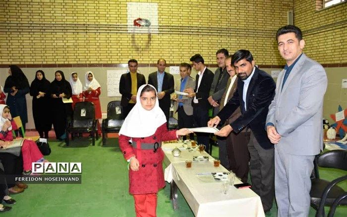 تجلیل از آثار برتر نمایشگاه دست سازه های دانش آموزان و آموزگاران