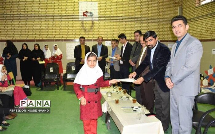 تجلیل از آثار برتر نمایشگاه دست سازه های دانش آموزان و آموزگاران