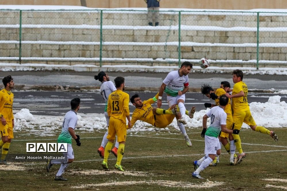 دیدار تیم های فوتبال نود ارومیه و آلومینیوم اراک
