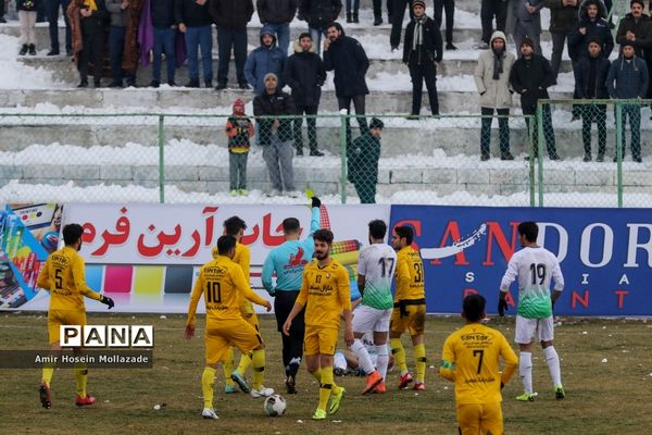 دیدار تیم های فوتبال نود ارومیه و آلومینیوم اراک