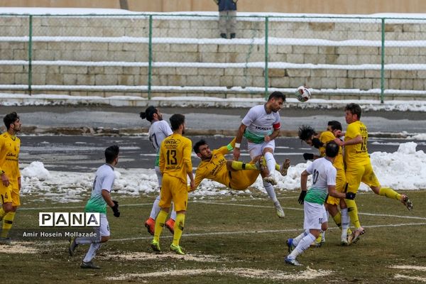 دیدار تیم های فوتبال نود ارومیه و آلومینیوم اراک