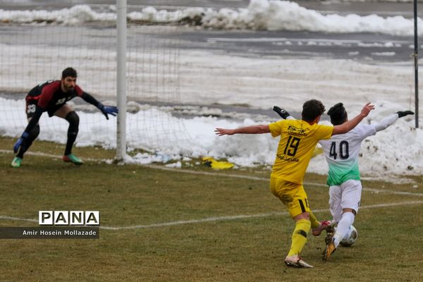 دیدار تیم های فوتبال نود ارومیه و آلومینیوم اراک
