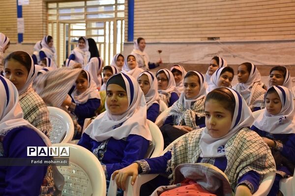 آیین سیل مهربانی همکلاسی ها در کرمانشاه