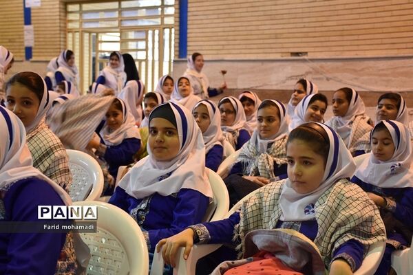 آیین سیل مهربانی همکلاسی ها در کرمانشاه