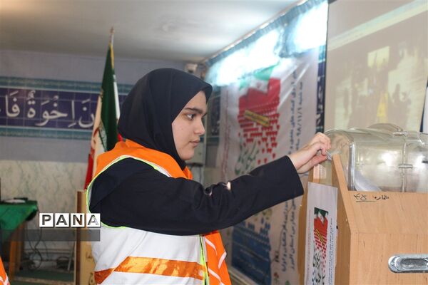 برگزاری پویش سیل مهربانی در مدرسه خترانه شاهد معراج ناحیه یک کرج