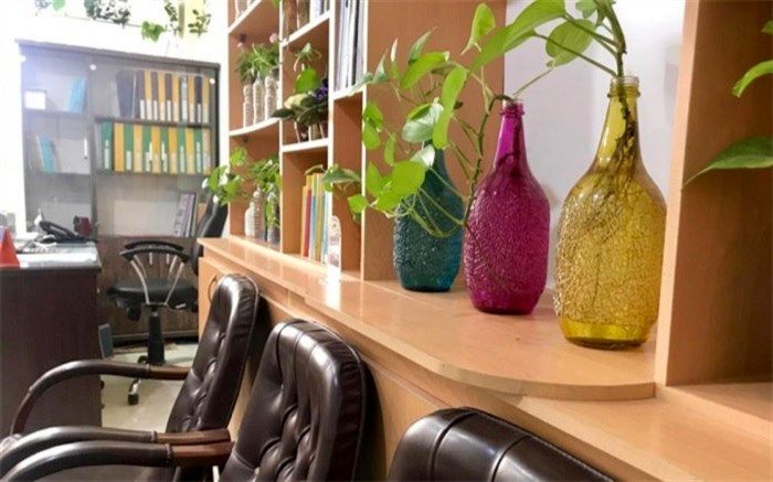 وجود گل و گیاه در فضای اداری موجب نشاط درونی می شود