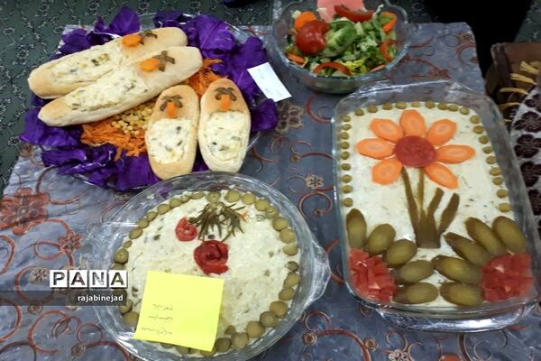 جشنواره تغذیه سالم در دبیرستان شهیده روحی ابرکوه