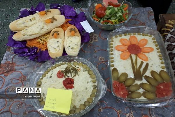 جشنواره تغذیه سالم در دبیرستان شهیده روحی ابرکوه