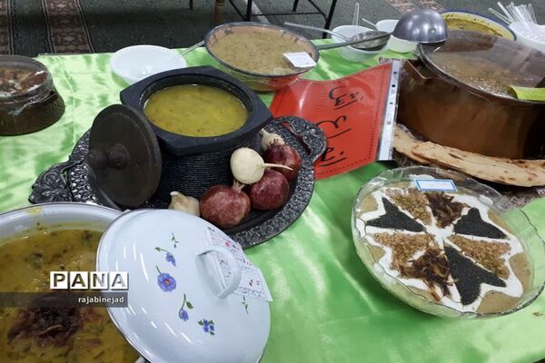 جشنواره تغذیه سالم در دبیرستان شهیده روحی ابرکوه