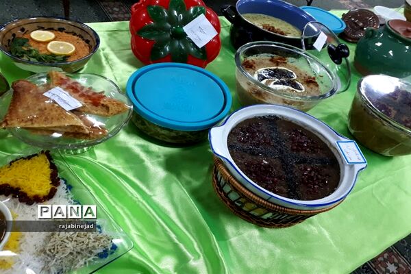 جشنواره تغذیه سالم در دبیرستان شهیده روحی ابرکوه