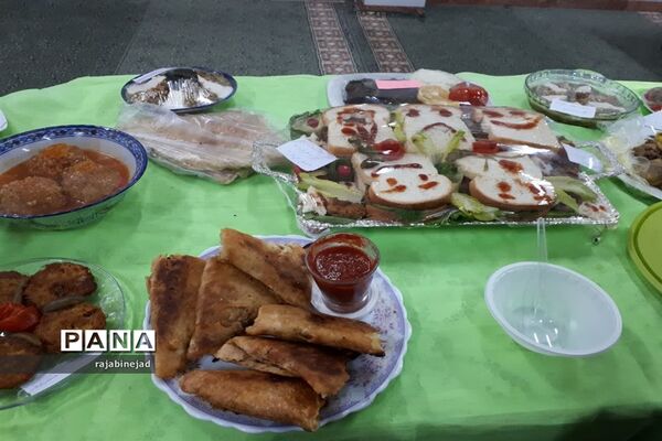 جشنواره تغذیه سالم در دبیرستان شهیده روحی ابرکوه