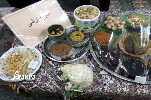 جشنواره تغذیه سالم در دبیرستان شهیده روحی ابرکوه
