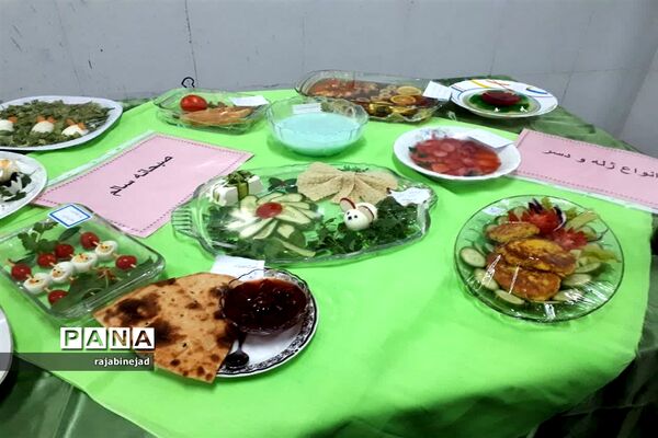 جشنواره تغذیه سالم در دبیرستان شهیده روحی ابرکوه