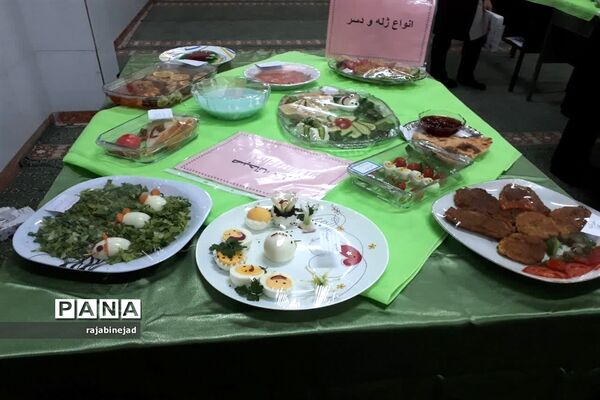 جشنواره تغذیه سالم در دبیرستان شهیده روحی ابرکوه