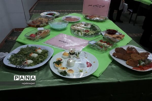 جشنواره تغذیه سالم در دبیرستان شهیده روحی ابرکوه