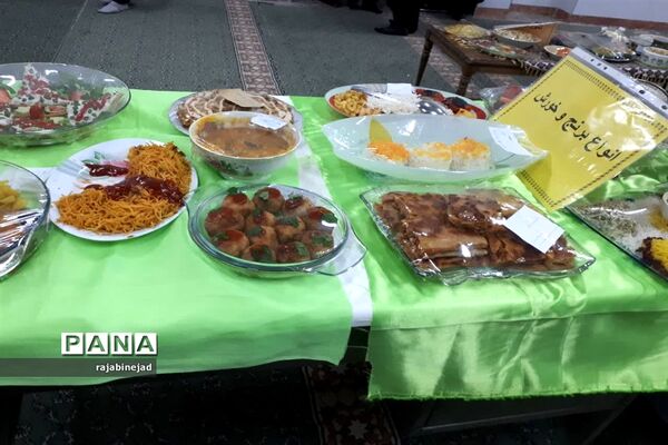 جشنواره تغذیه سالم در دبیرستان شهیده روحی ابرکوه