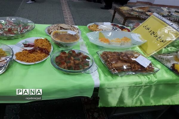 جشنواره تغذیه سالم در دبیرستان شهیده روحی ابرکوه
