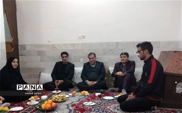 دیدار و دلجویی مدیر آموزش و پرورش ناحیه یک  ازمعلم یزدی