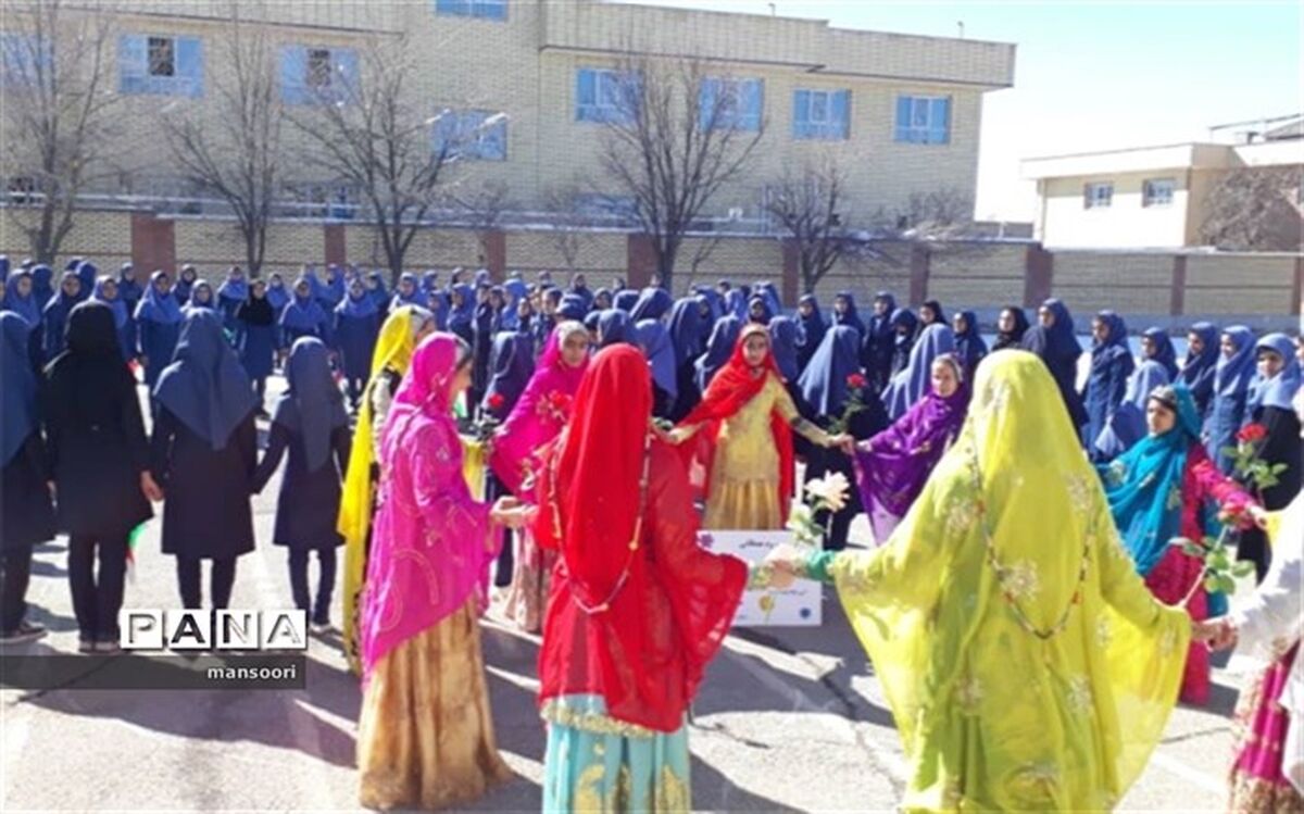 شور ونشاط در سرود همگانی مدرسه