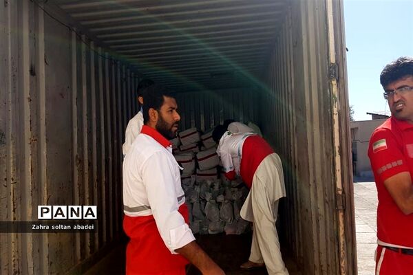 جمع آوری و بسته بندی کمک برای مناطق سیلزده؛ ایرانشهر