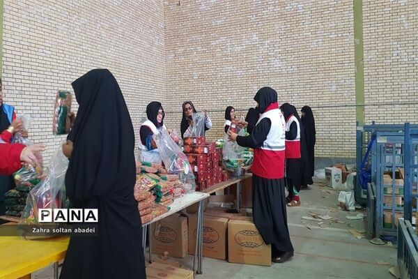 جمع آوری و بسته بندی کمک برای مناطق سیلزده؛ ایرانشهر