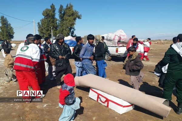 جمع آوری و بسته بندی کمک برای مناطق سیلزده؛ ایرانشهر