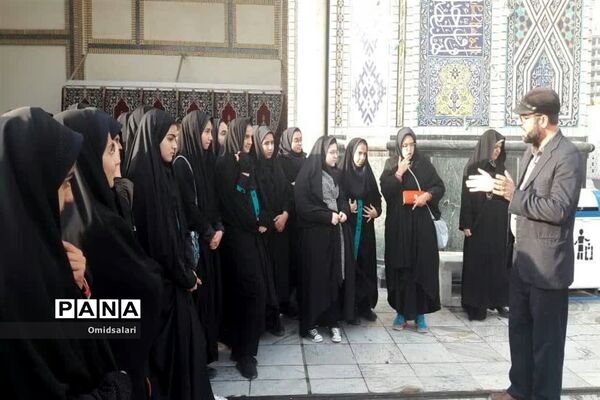 دانش آموزان دبیرستان سیدالشهدا ابرکوه در مشهد