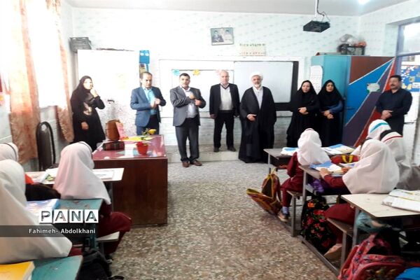 توزیع  اقلام آموزشی به روستاهای آسیب دیده از سیل