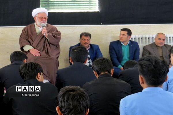 اقامه نماز و سخنرانی  امام جمعه اشکذر درهنرستان  خادمی