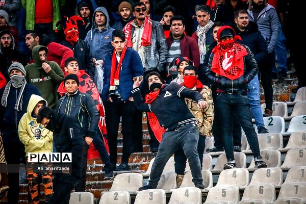 دیدار تیم‌های فوتبال پرسپولیس و تراکتورسازی