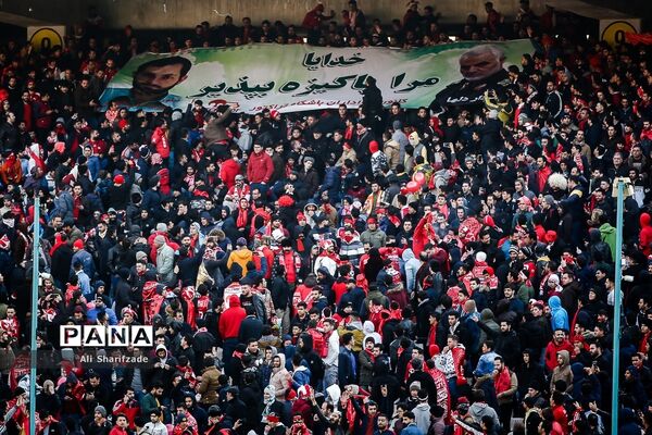 دیدار تیم‌های فوتبال پرسپولیس و تراکتورسازی