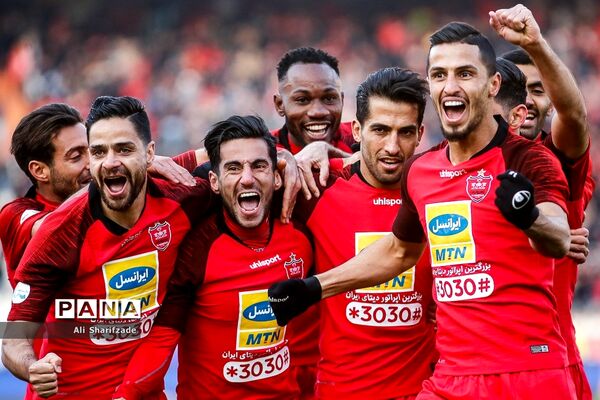 دیدار تیم‌های فوتبال پرسپولیس و تراکتورسازی