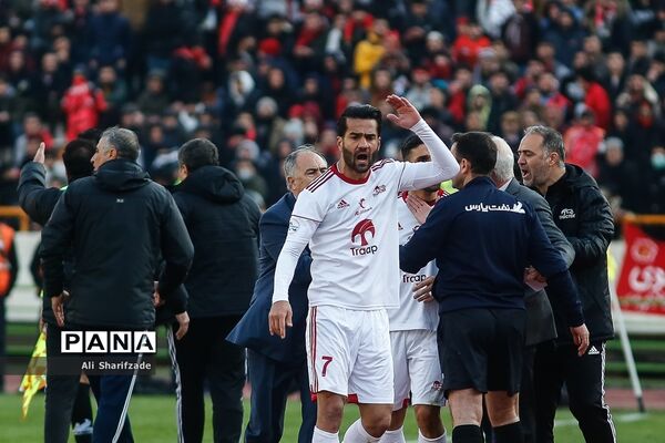 دیدار تیم‌های فوتبال پرسپولیس و تراکتورسازی