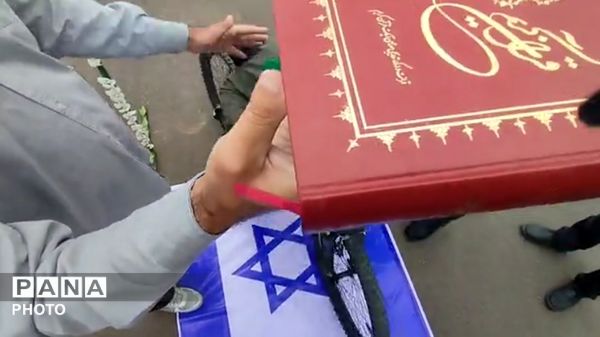 رژه دوچرخه سواران دانش‌آموز ساوجبلاغ به‌یاد شهدای مدرسه شجره‌طیبه میناب